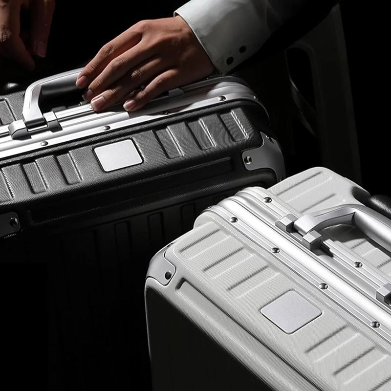 Valise AERON en polycarbonate et aluminium mélangés